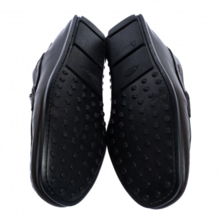 Created by the classic fashion lovers dream -  Tod’s, these Driving Penny loafers are smart enough to pair with your formal looks and cool enough to dress up your party outfits. Designed in dark brown leather, these shoes feature a square toe and a