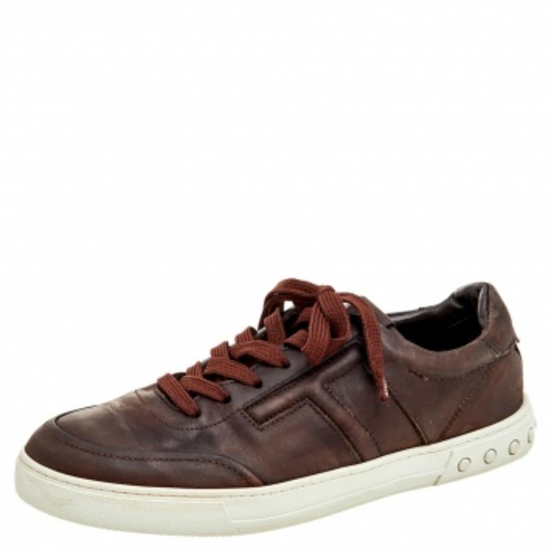 La Maison Tod's è riconosciuta come uno dei marchi di moda più iconici e rinomati per la creazione di calzature di lusso. Queste sneakers di Tod's sono realizzate in pelle marrone scuro e presentano un profilo low-top e una chiusura con lacci.
