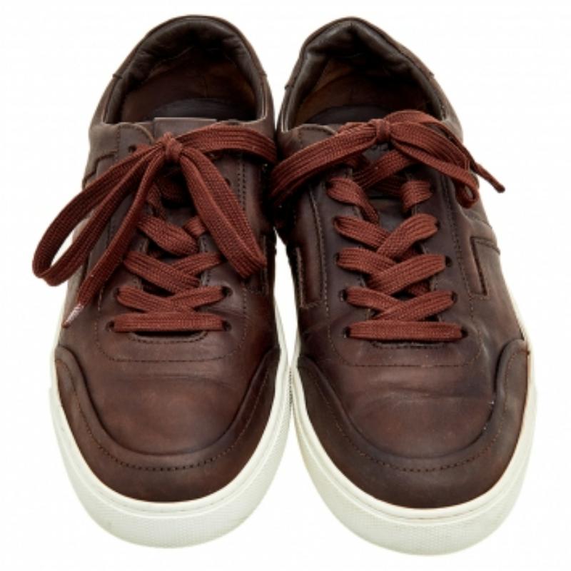 Sneakers basse in pelle marrone scuro Tod's taglia 41 In condizioni buone in vendita a Dubai, Al Qouz 2