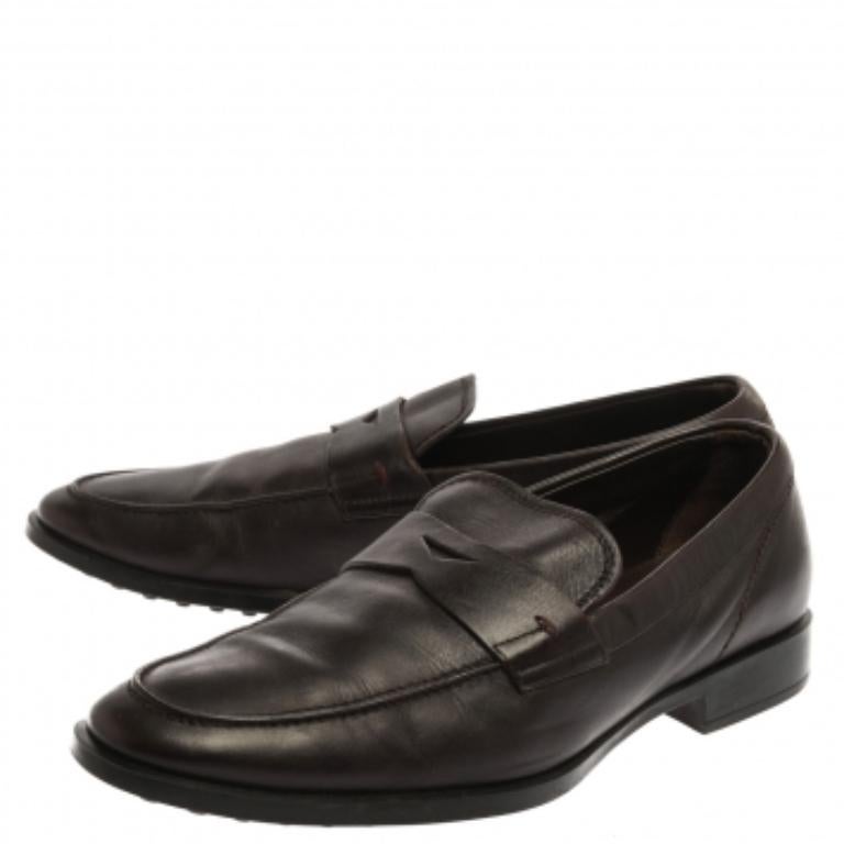 Tod’s continues to offer the best in luxury shoe season after season, an Italian label synonymous with quality, tradition, and innovation. Meticulously crafted from dark brown leather, they carry fine stitching touches and penny keeper straps. These