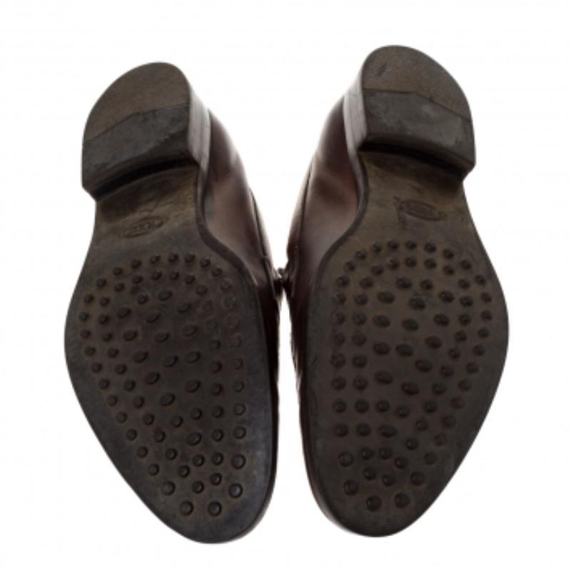 Mit diesen zeitlosen Loafers von Tod's sind Sie immer gut angezogen. Sie sind aus dunkelbraunem Leder gefertigt und mit Penny-Riemen und robusten Sohlen ausgestattet. Verleihen Sie Ihrem Stil mit diesen eleganten Schuhen eine luxuriöse Note.
