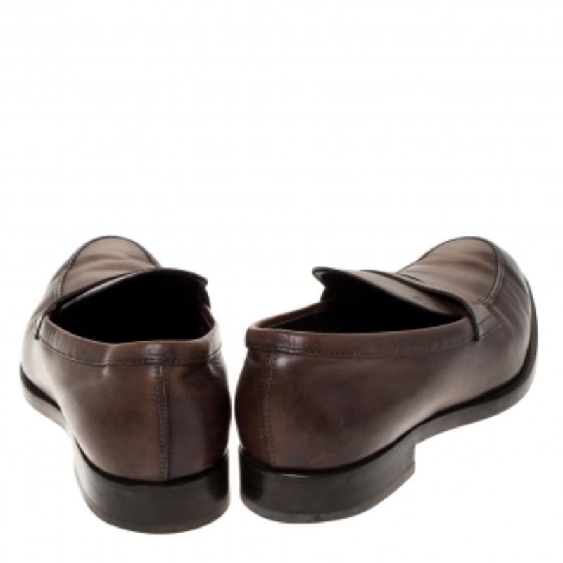Tod's Dunkel Brown Leder Penny Loafers Größe 42.5 (Schwarz) im Angebot