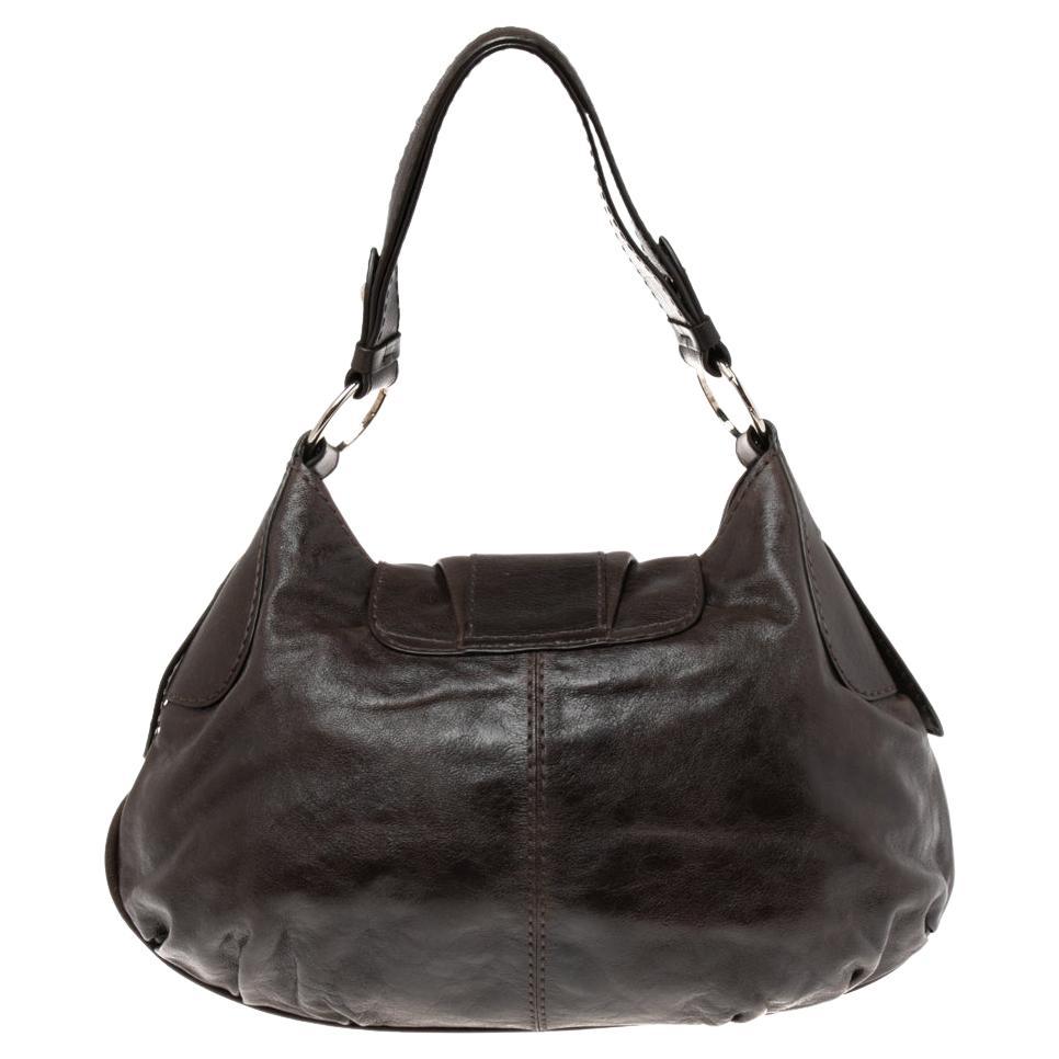This Tod's leather hobo is an ideal option for keeping your daily essentials safe. Lined with fabric and added with silver-tone hardware, it is just about perfect to use every day. Comfortable and easy to carry, this hobo bag is a must-have.

