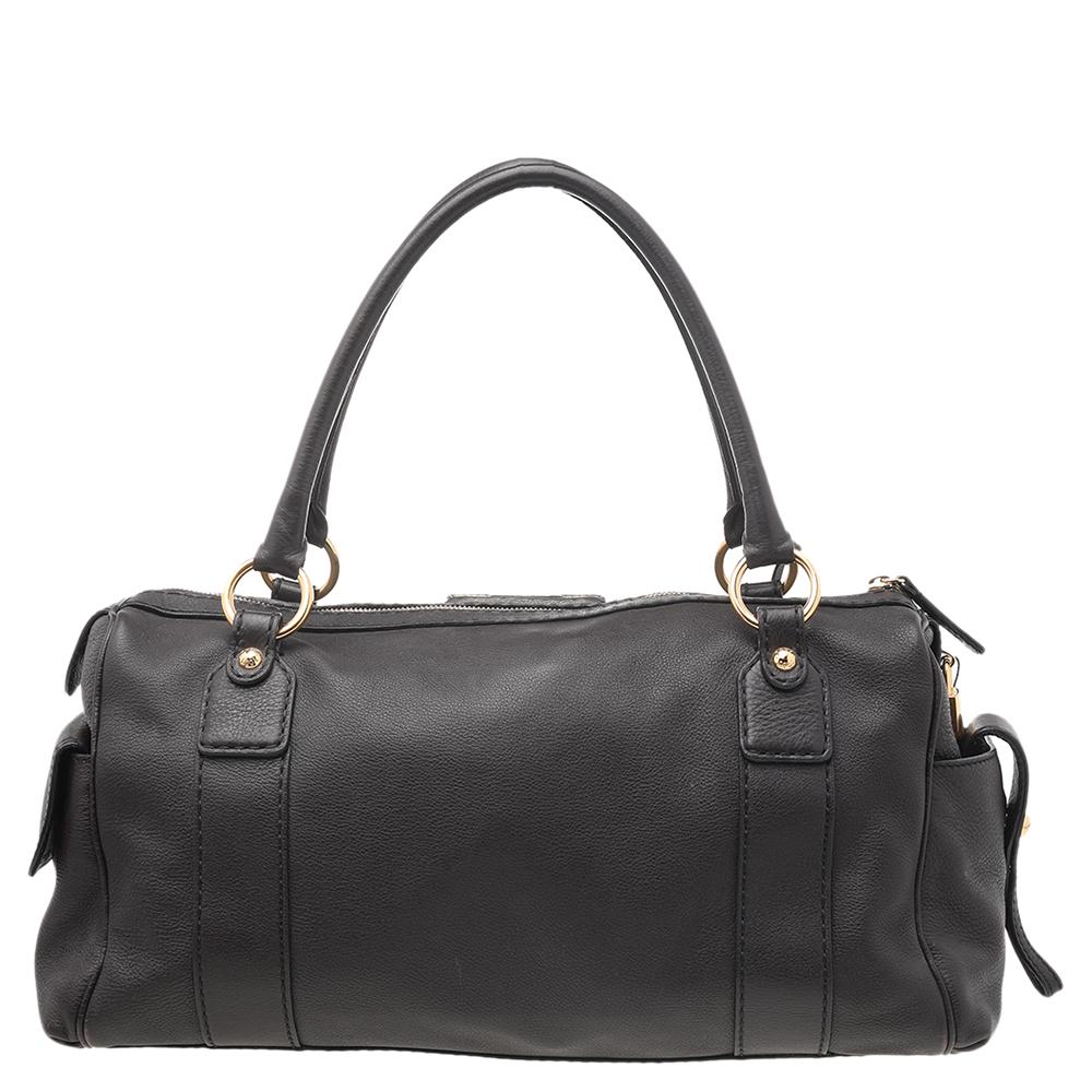 A perfect bag for everyday casual and workwear use, this Tod’s shoulder bag will fit all your essentials and keep them organized in its different pockets. Crafted in beautiful dark brown leather, this bag features a gold-tone zip closure and an