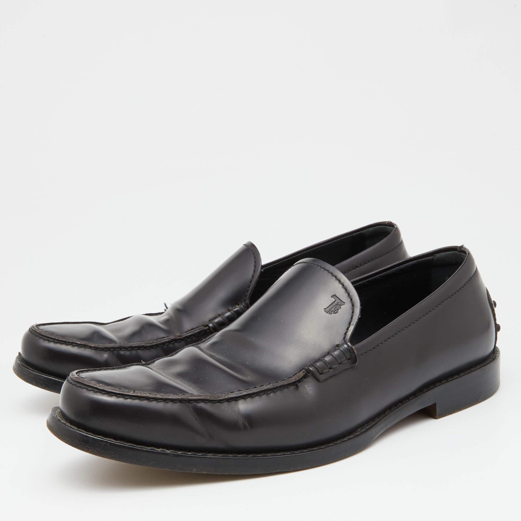 These well crafted designer loafers have got you covered for all day plans. They come in a versatile design  and they look great on the feet.