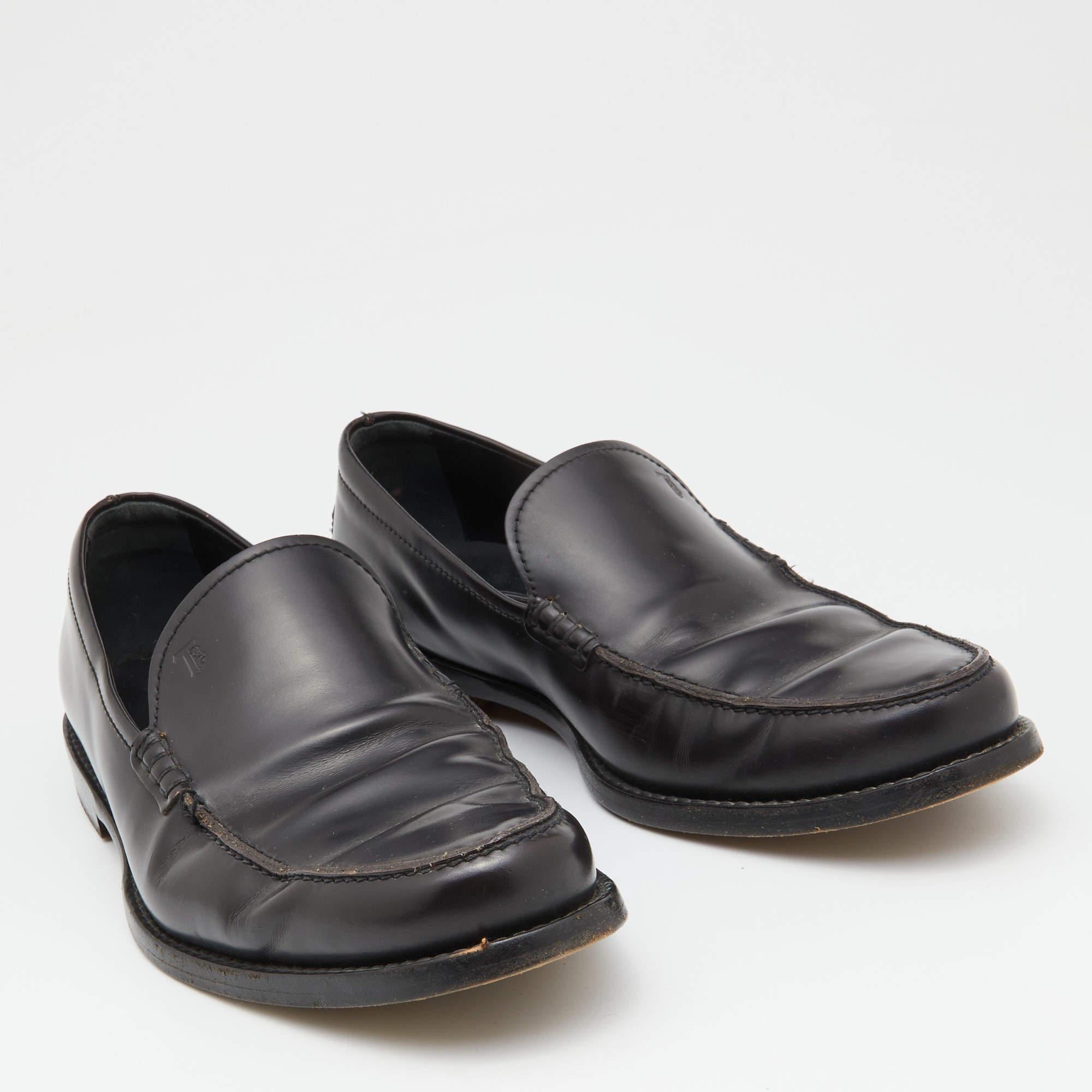 Tod's Dark Brown Leather Slip On Loafers Size 41 In Fair Condition For Sale In Dubai, Al Qouz 2