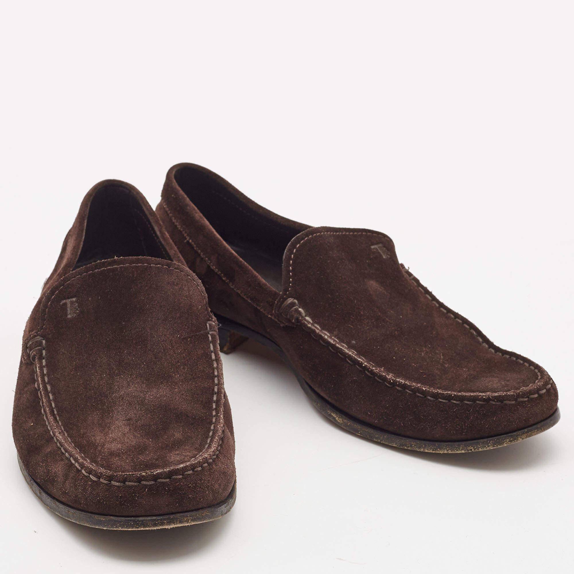 Tod's - Mocassins en daim marron foncé Taille 43 Bon état - En vente à Dubai, Al Qouz 2