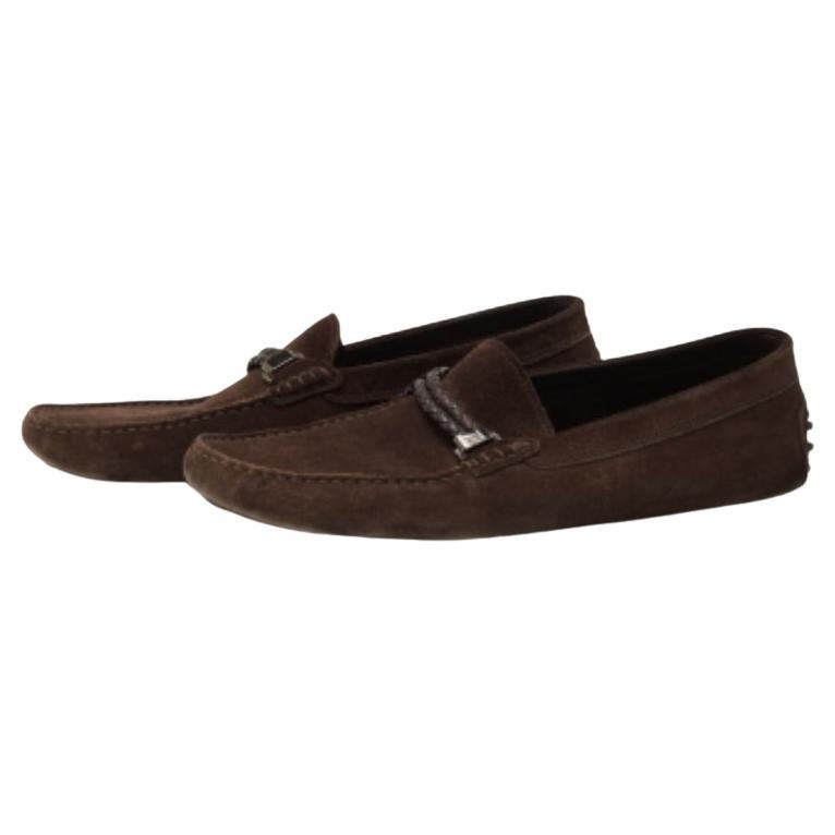 Les semelles en caoutchouc et en cuir rendent ces mocassins Tod's durables. Conçue en daim dans une teinte marron foncé, la tige de la paire présente un accent en métal armé et des détails de couture soignés. L'enfilage de cette paire renforce sa
