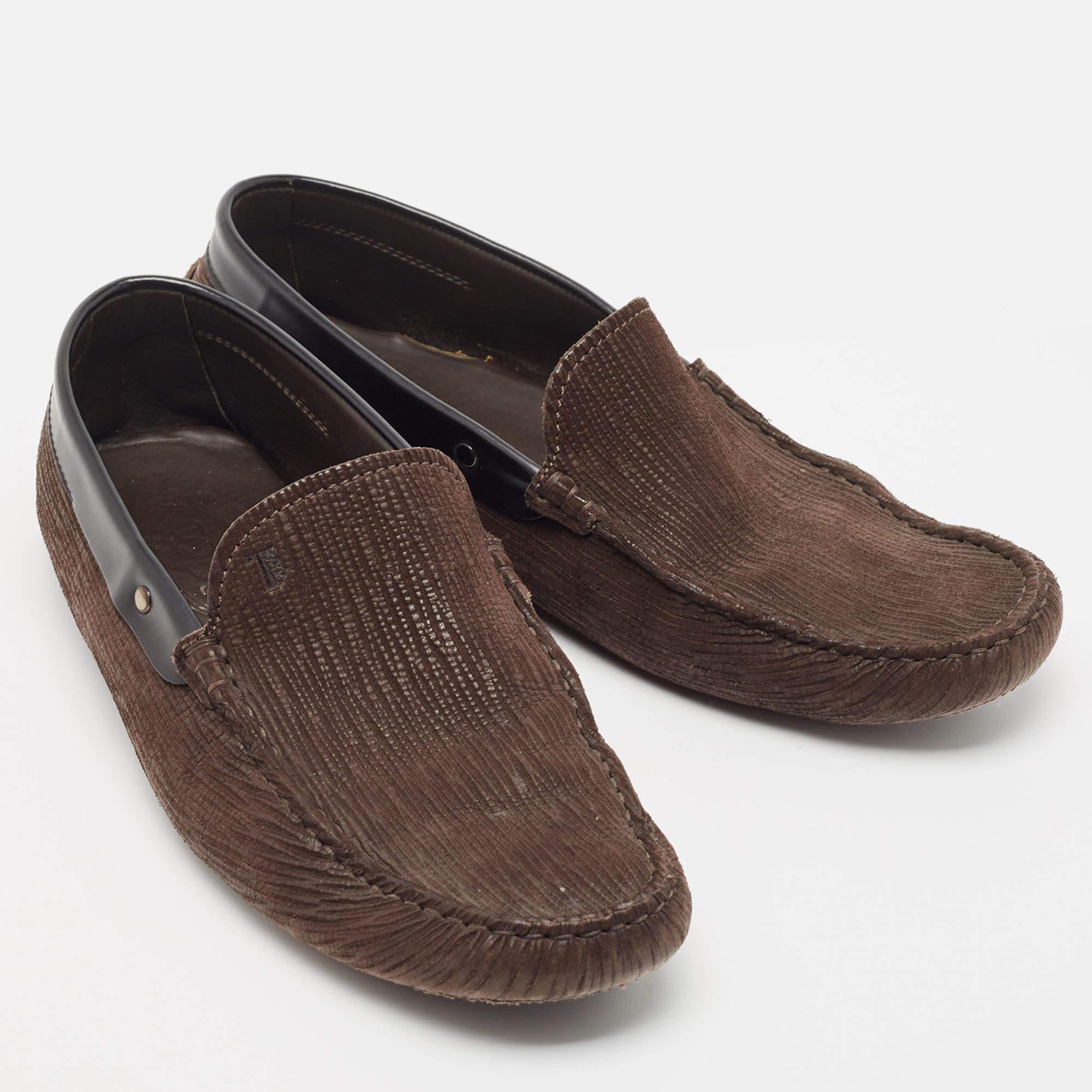 Tod's Dark Brown Textured Leather Gommino Loafers Size 42.5 In Good Condition For Sale In Dubai, Al Qouz 2