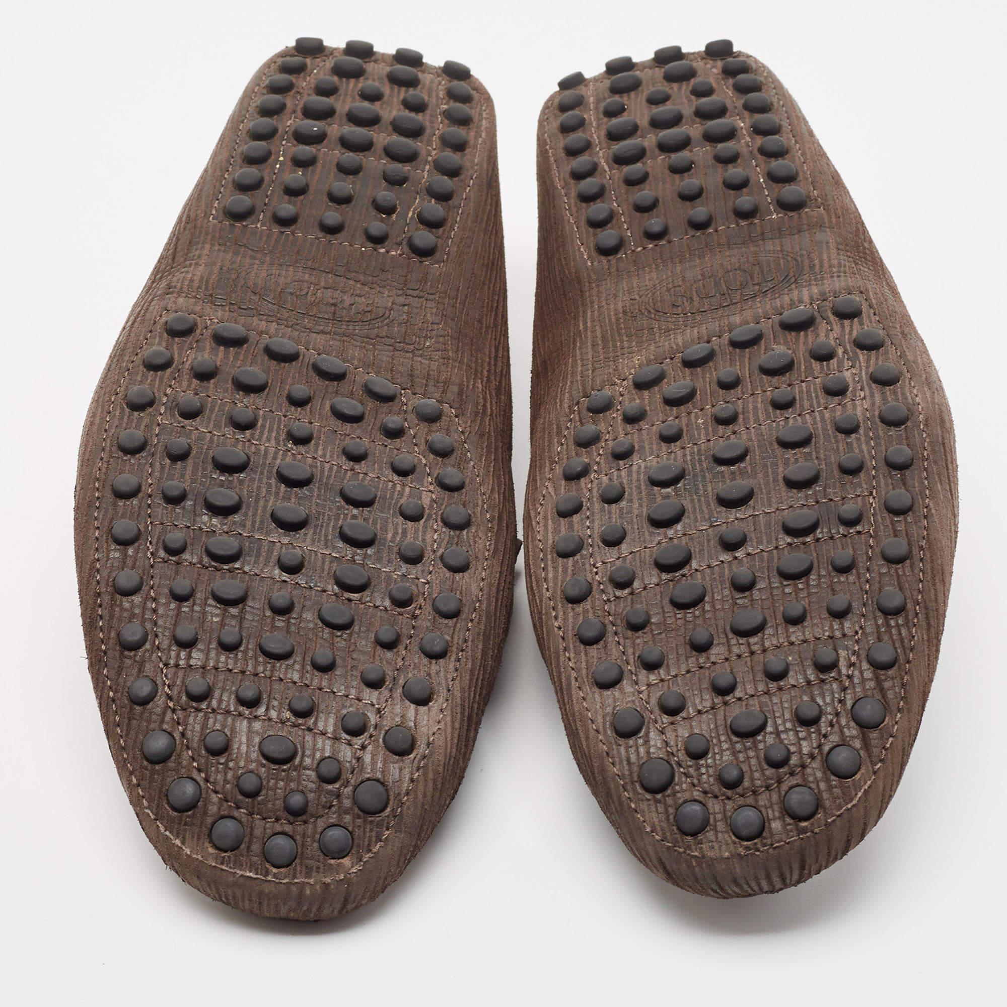 Tod's Dark Brown Textured Leather Gommino Loafers Size 42.5 For Sale 1
