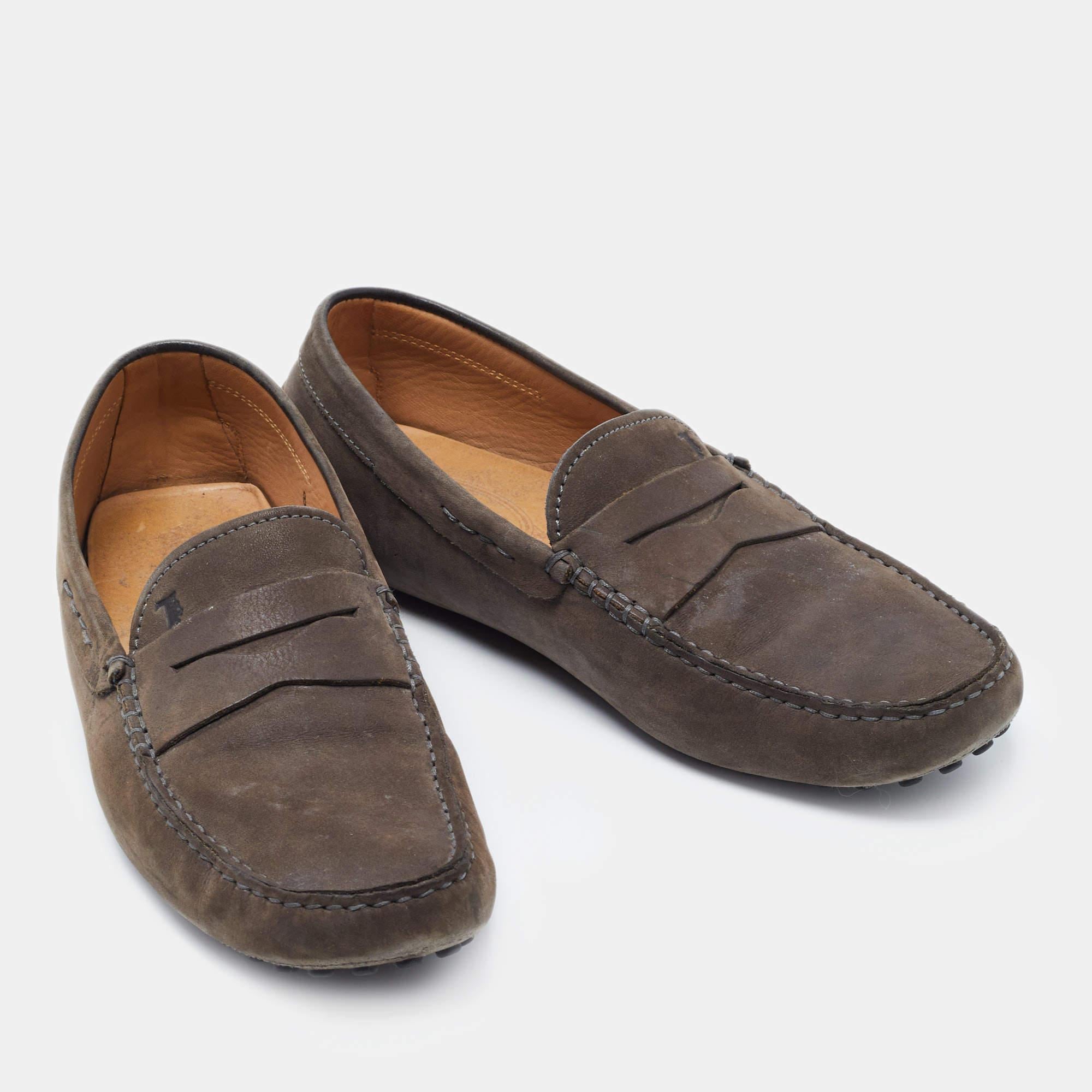 Tod's Dark Grey Nubuck Leather Gommini Loafers Size 42 In Good Condition For Sale In Dubai, Al Qouz 2