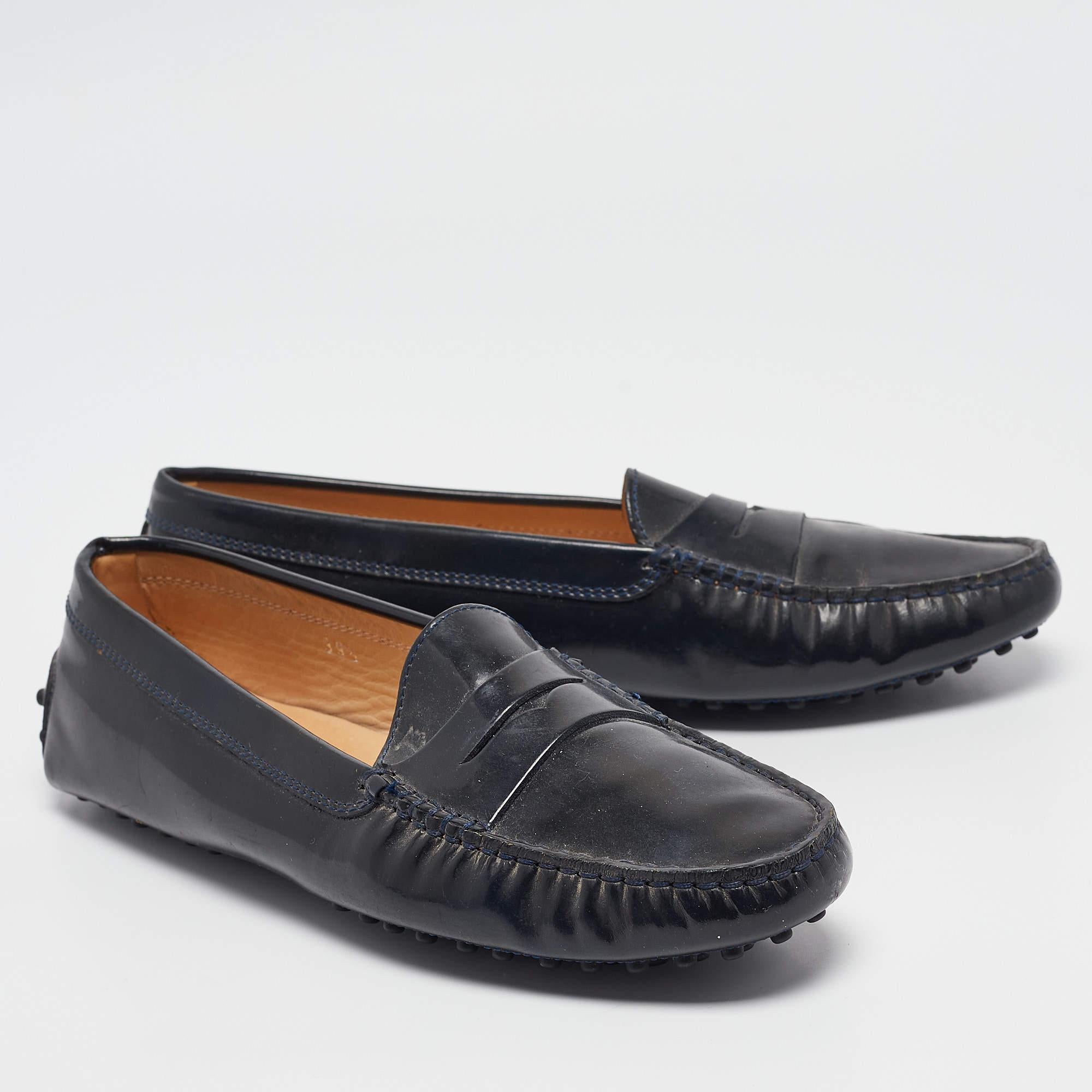 Tod's Dark Navy Blue Patent Leather Penny Loafers Size 39.5 In Good Condition For Sale In Dubai, Al Qouz 2