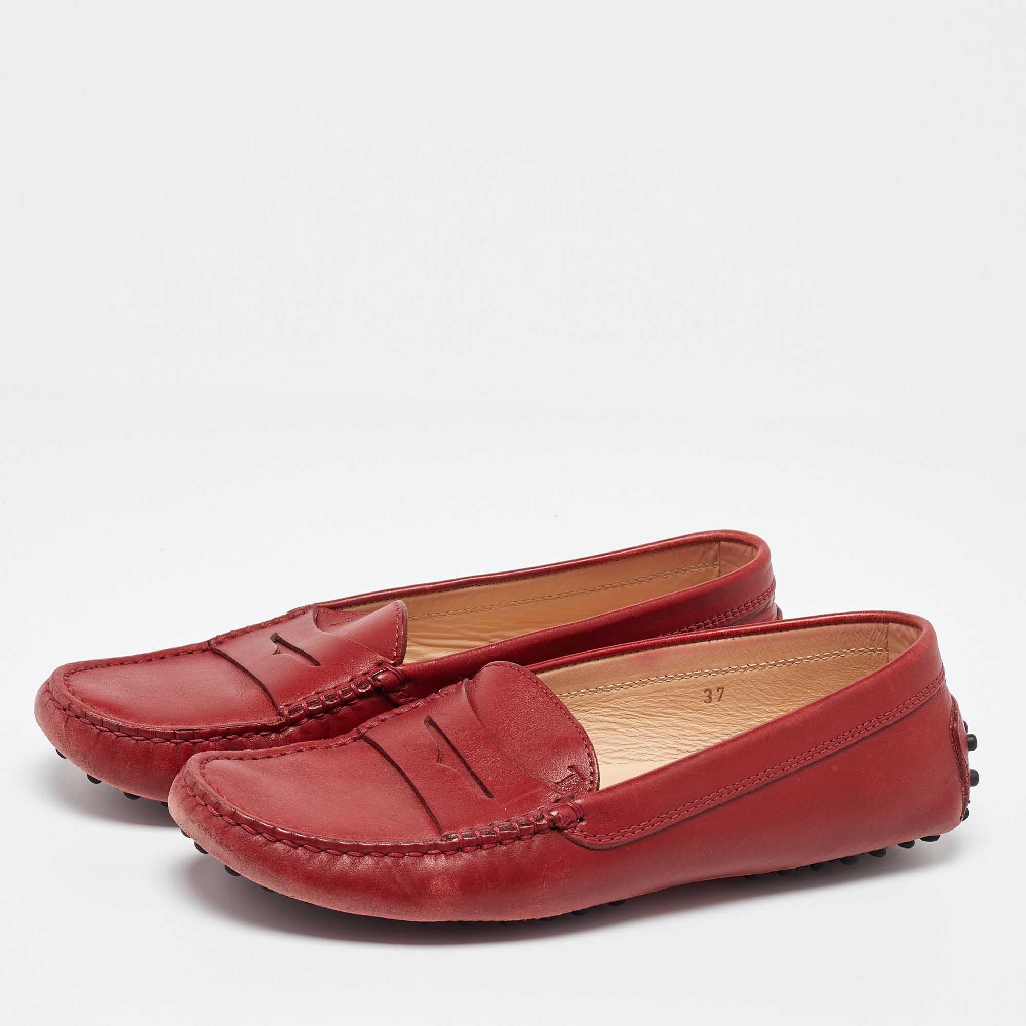 Practical fashionable and durable these Tods red loafers are carefully built to be fine companions to your everyday style. They come made using the best materials to be a prized buy.