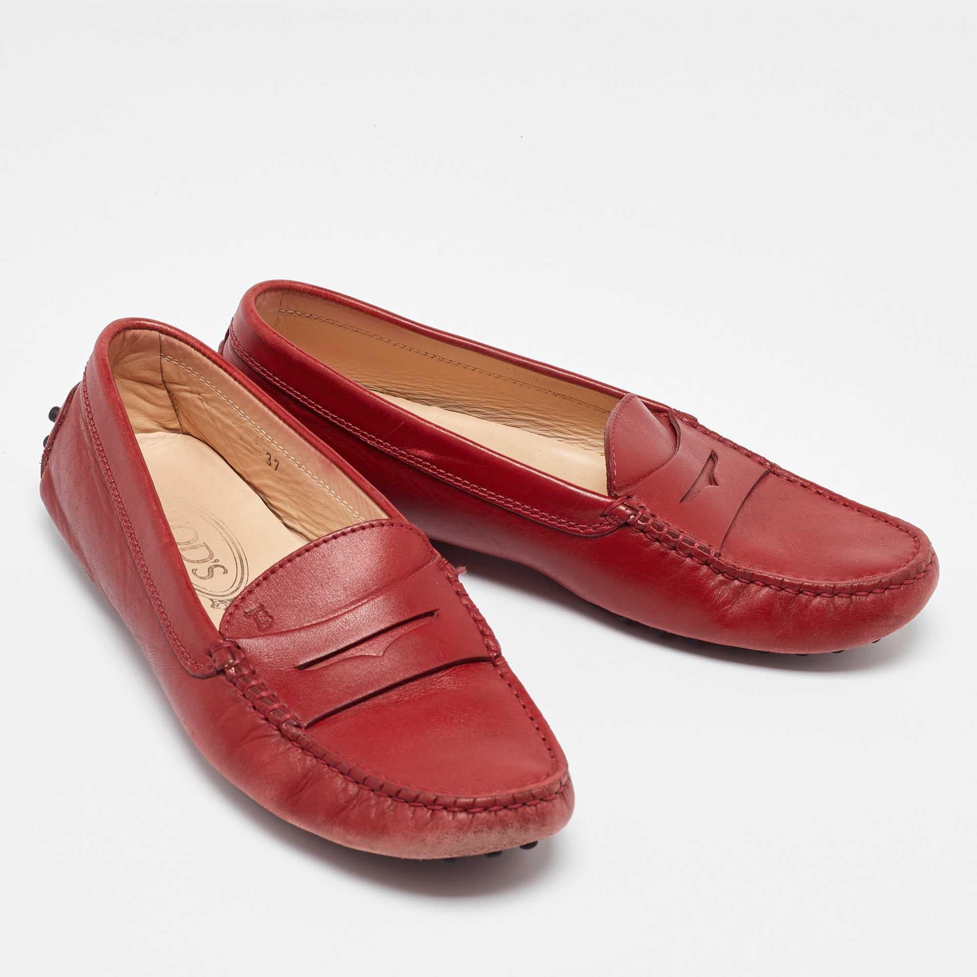 Tod's Dark Red Leather Penny Loafers Size 37 In Fair Condition For Sale In Dubai, Al Qouz 2