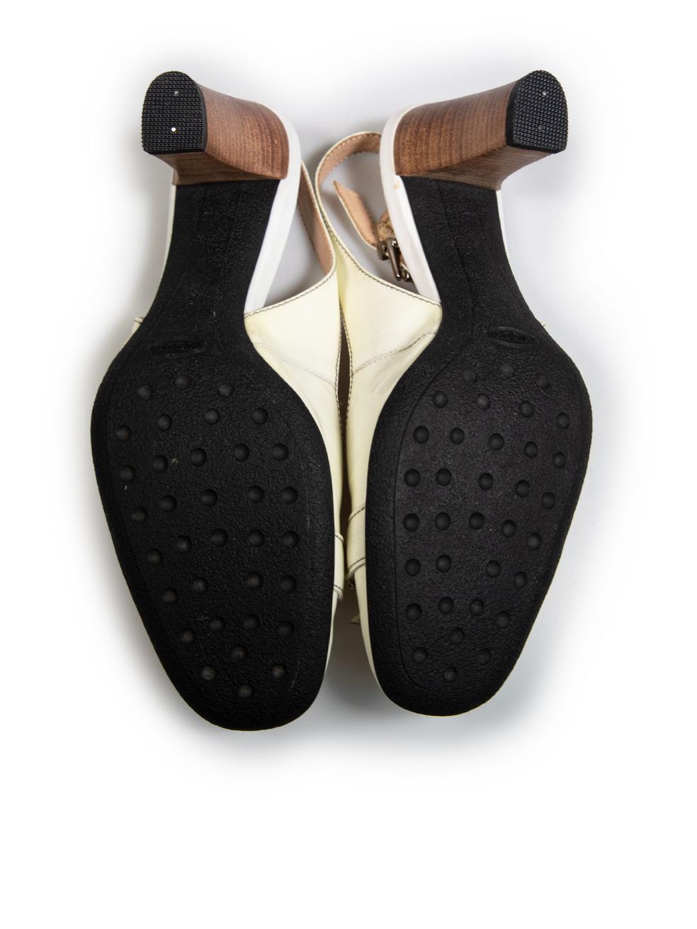 Tod's escarpins écru avec boucle en T, taille IT 38 Bon état - En vente à London, GB