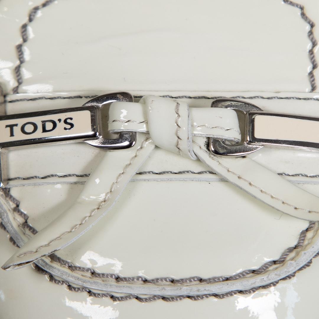 Tod's escarpins écru avec boucle en T, taille IT 38 Pour femmes en vente