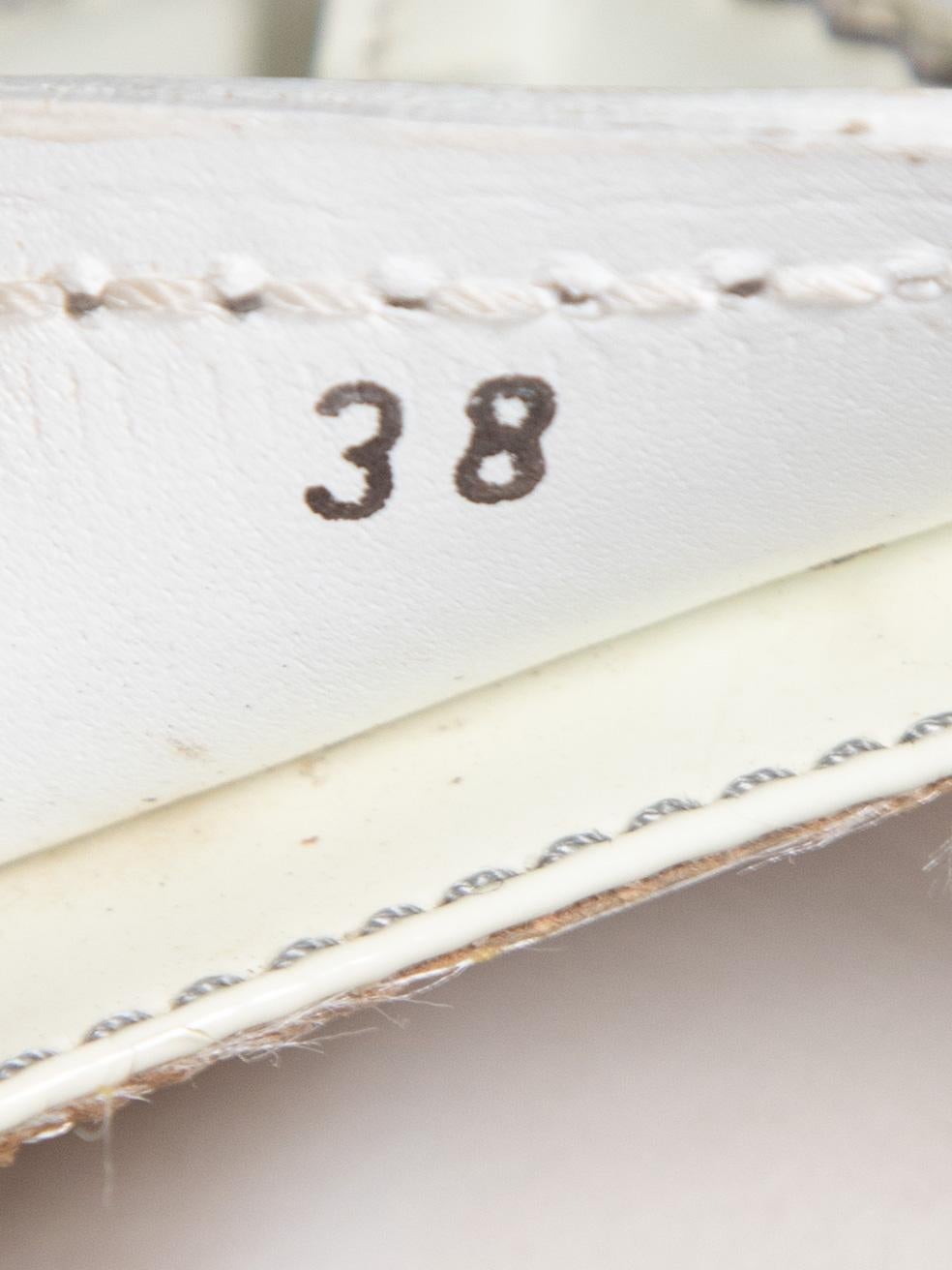 Tod's escarpins écru avec boucle en T, taille IT 38 en vente 1