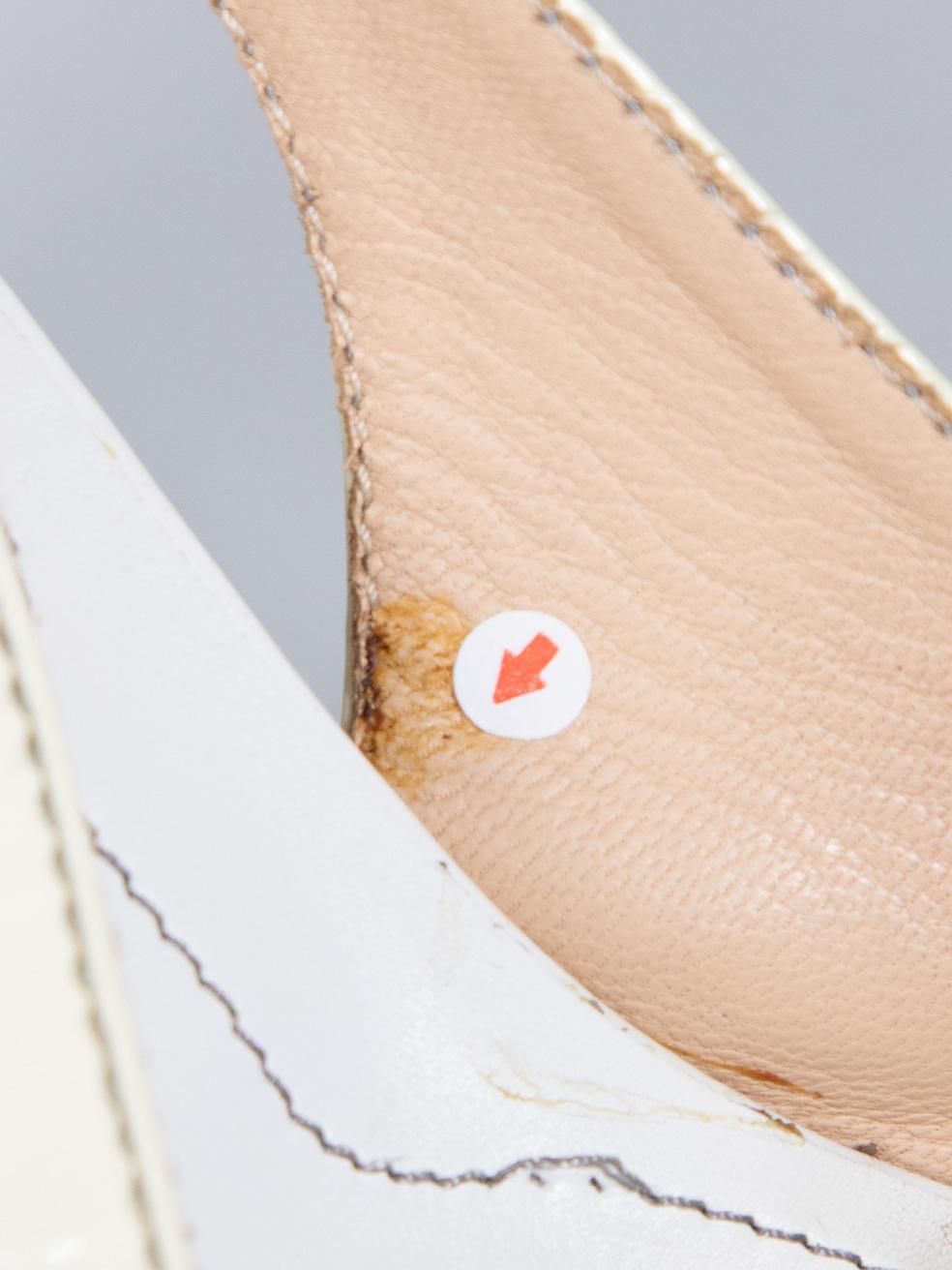 Tod's escarpins écru avec boucle en T, taille IT 38 en vente 2