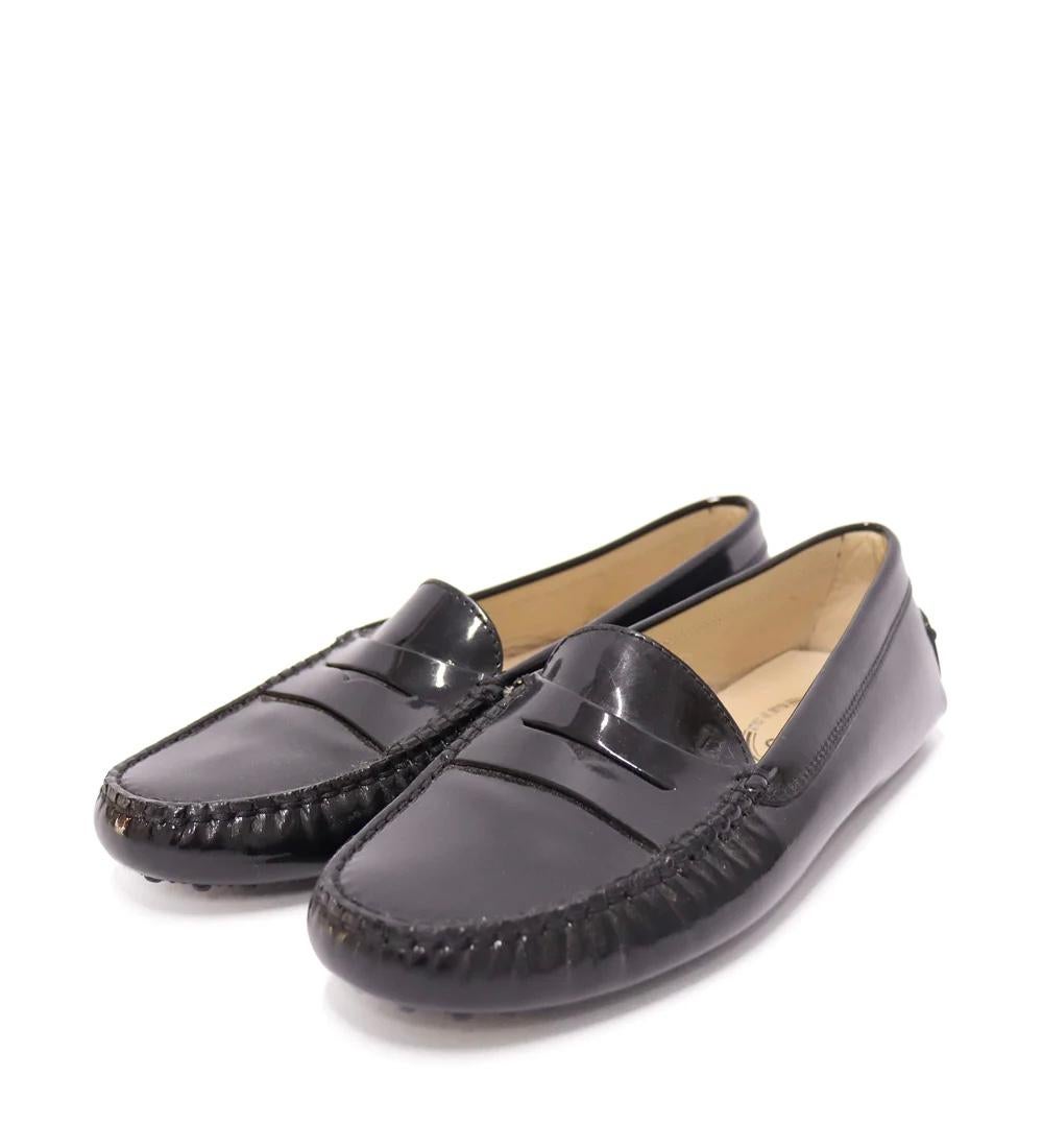 Tod's EU 37.5 Black Gommino patent leather moccasins In New Condition For Sale In Amman, JO