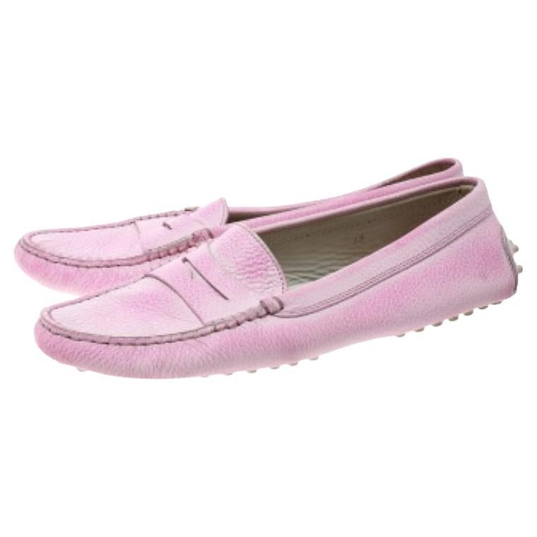 Alliant style et confort, cette paire de mocassins signée Tod's s'ajoutera à votre collection de chaussures. Elles ont été confectionnées en cuir teinté rose et sont dotées de brides de maintien Penny. Les semelles intérieures en cuir et les