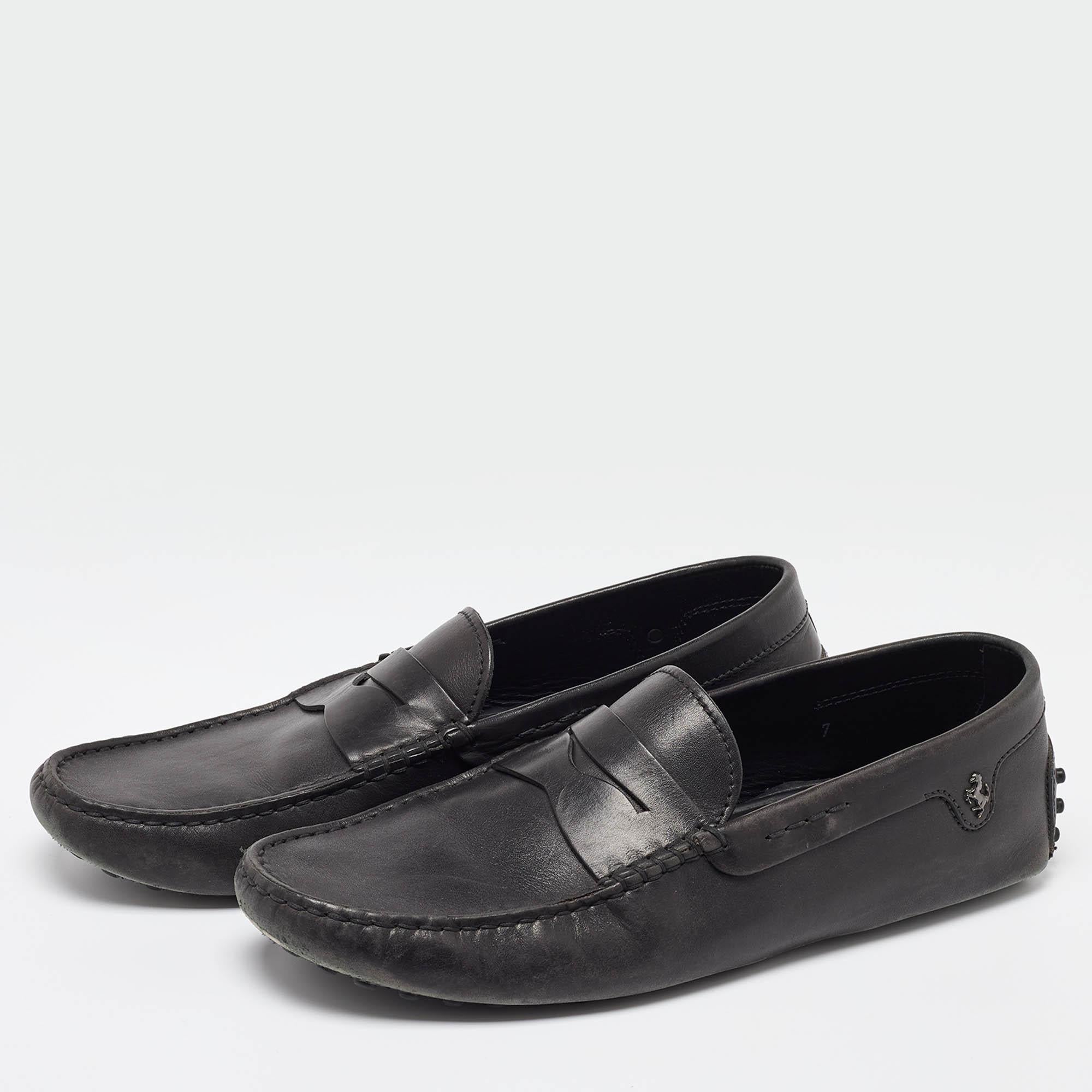 These black loafers from Tods are not only high on appeal but also very skillfully made. They have been crafted from leather in Italy and designed with ties on the uppers. The loafers have a comfortable shape and will complement any look.