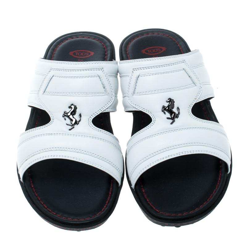 These trendy slides sandals are just the ideal choice for a relaxed day out. They are part of a limited edition by Tod's for Ferrari. The slides are crafted from white leather and detailed with Ferrari's Prancing Horse logo. They are complete with