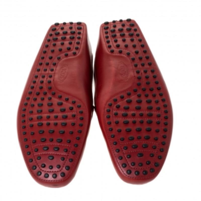 Stilvoll und super bequem, dieses Paar Loafer von Tod's ist eine tolle Ergänzung für Ihre Schuhsammlung. Sie sind aus Leder gefertigt und mit Penny-Riemen ausgestattet. Die Innensohle aus Leder und die Gummipflasterung an der Laufsohle
