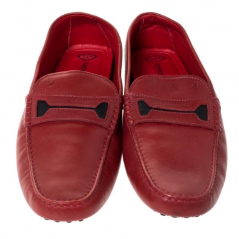 Tod's für Ferrari Rotes Leder Slip On Loafers Größe 47 im Zustand „Gut“ im Angebot in Dubai, Al Qouz 2