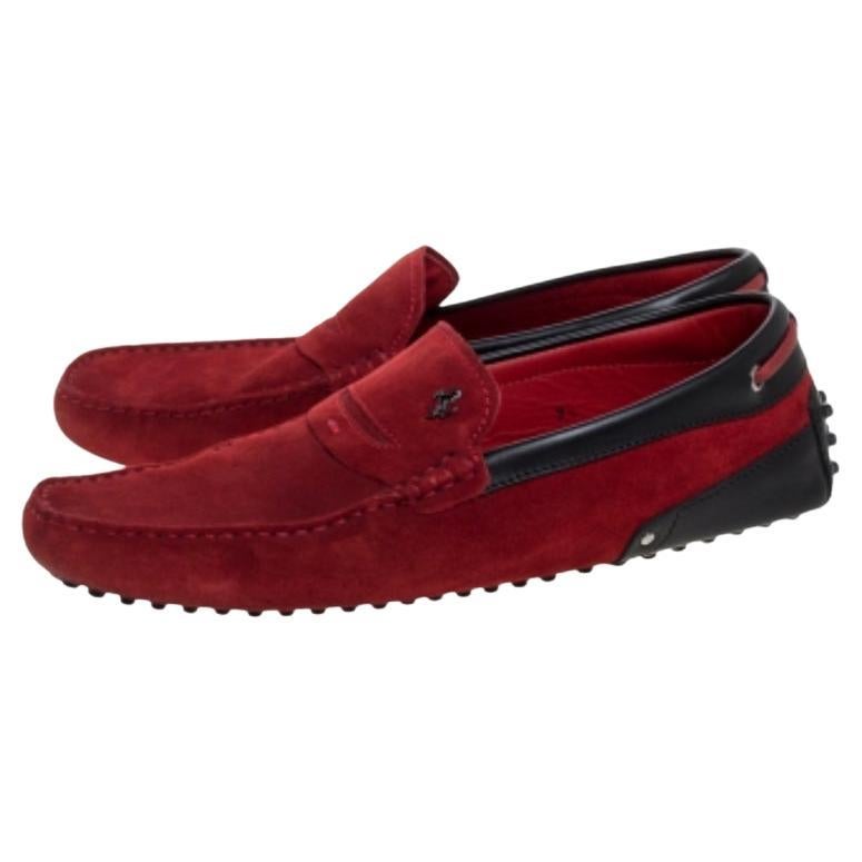 Crafted using suede and designed with bows on the uppers, these Tod's For Ferrari loafers are worth the buy. They are fashionable and utterly comfortable. The well-made loafers are finished with rubber pebbled soles.