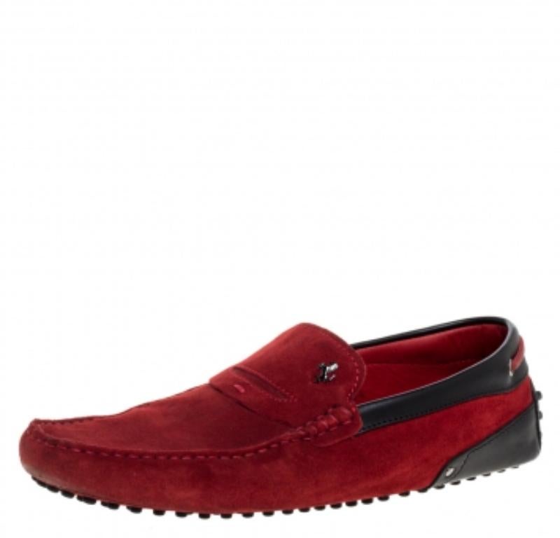 Tod's for Ferrari Red Suede Slip On Loafers Size 41.5 In Good Condition For Sale In Dubai, Al Qouz 2