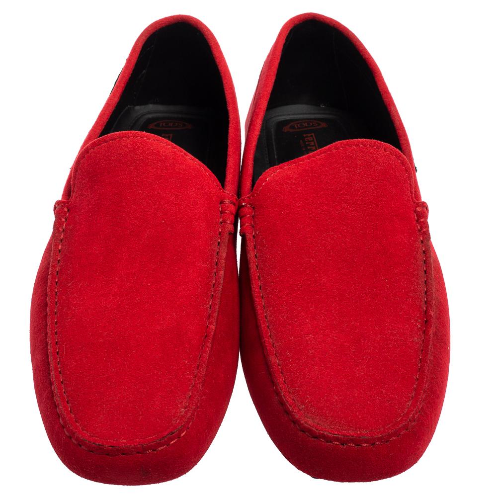 Designed to offer the utmost comfort to the wearer, the loafers from the luxurious brand, Tod’s for Ferrari, are crafted with a lot of attention to detail. Made from red suede, this shoe is accented with handmade stitching and the Ferrari logo on