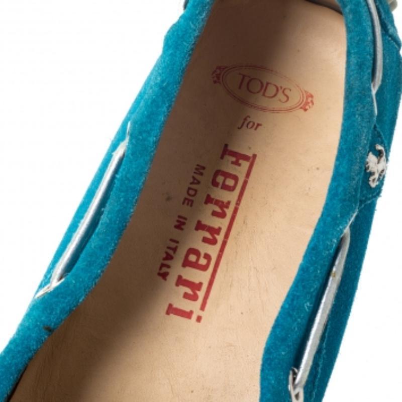 Fai tendenza con questi mocassini della casa Tod's. Realizzate meticolosamente in pelle scamosciata, sono frutto della collaborazione con Ferrari. Sono caratterizzate da un elegante esterno blu acqua con dettagli a forma di fiocco e logo Ferrari. I