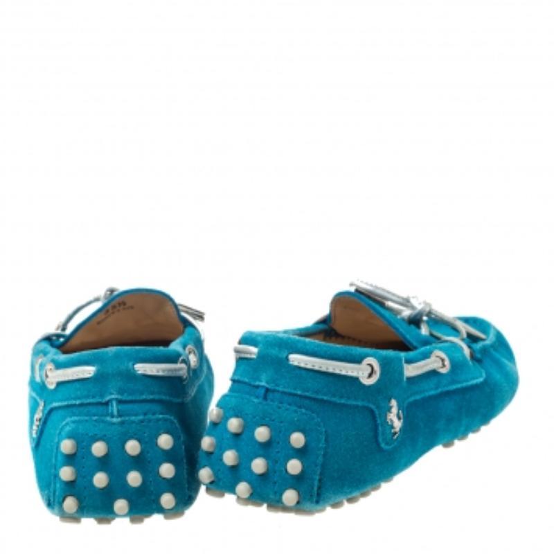 Mocassini con fiocco in pelle scamosciata blu verde acqua di Tod's For Ferrari Taglia 35,5 In condizioni discrete in vendita a Dubai, Al Qouz 2
