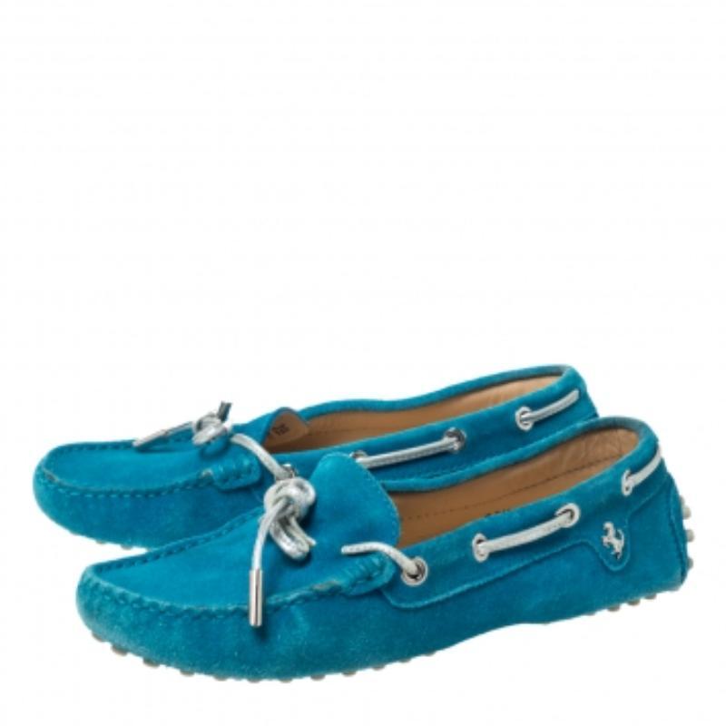Mocassini con fiocco in pelle scamosciata blu verde acqua di Tod's For Ferrari Taglia 35,5 in vendita 1