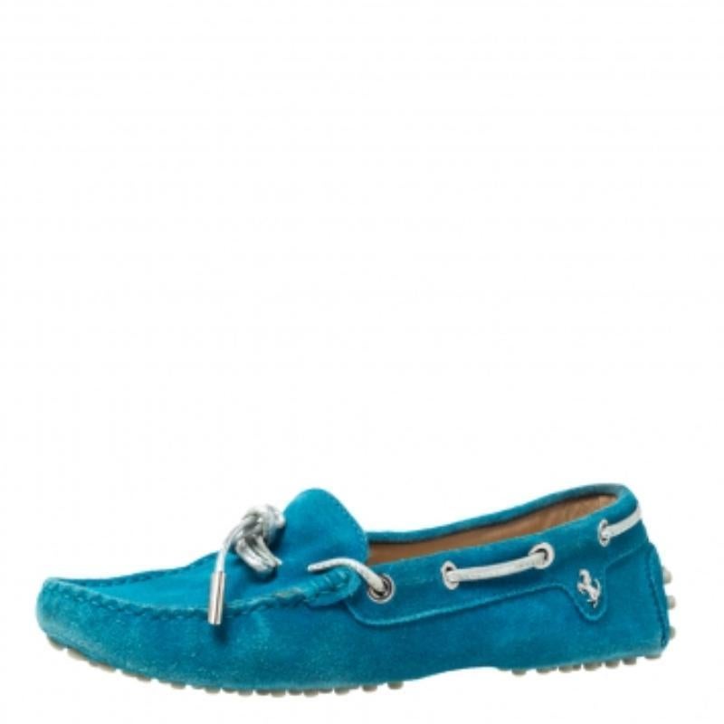 Mocassini con fiocco in pelle scamosciata blu verde acqua di Tod's For Ferrari Taglia 35,5 in vendita 2