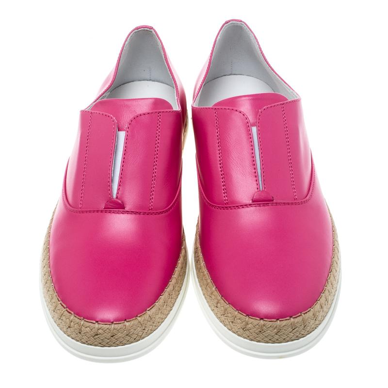 These sneakers from Tod's are trendy and stylish. Finely crafted from leather and covered in fuchsia pink hue, they are sure to make a dream buy. The slip-on sneakers also feature comfortable insoles and espadrille detailing on the