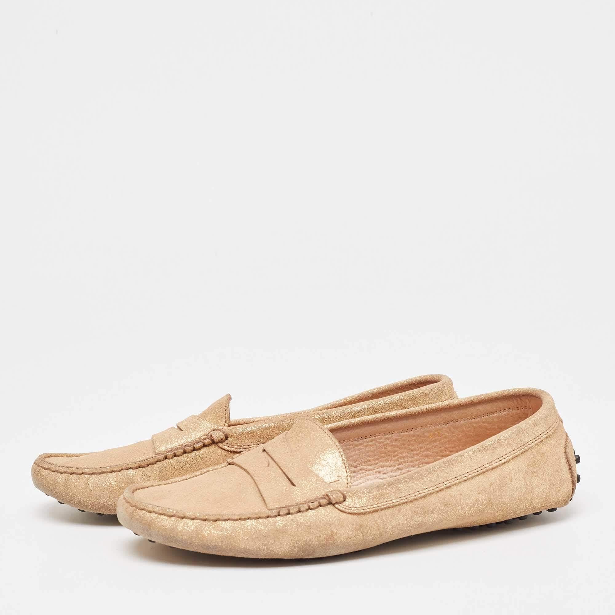 Pour compléter parfaitement vos tenues, nous vous présentons cette paire de mocassins qui ne parle que de style. Les chaussures ont été fabriquées avec savoir-faire et sont conçues pour être faciles à enfiler. Ils sont le choix idéal pour compléter