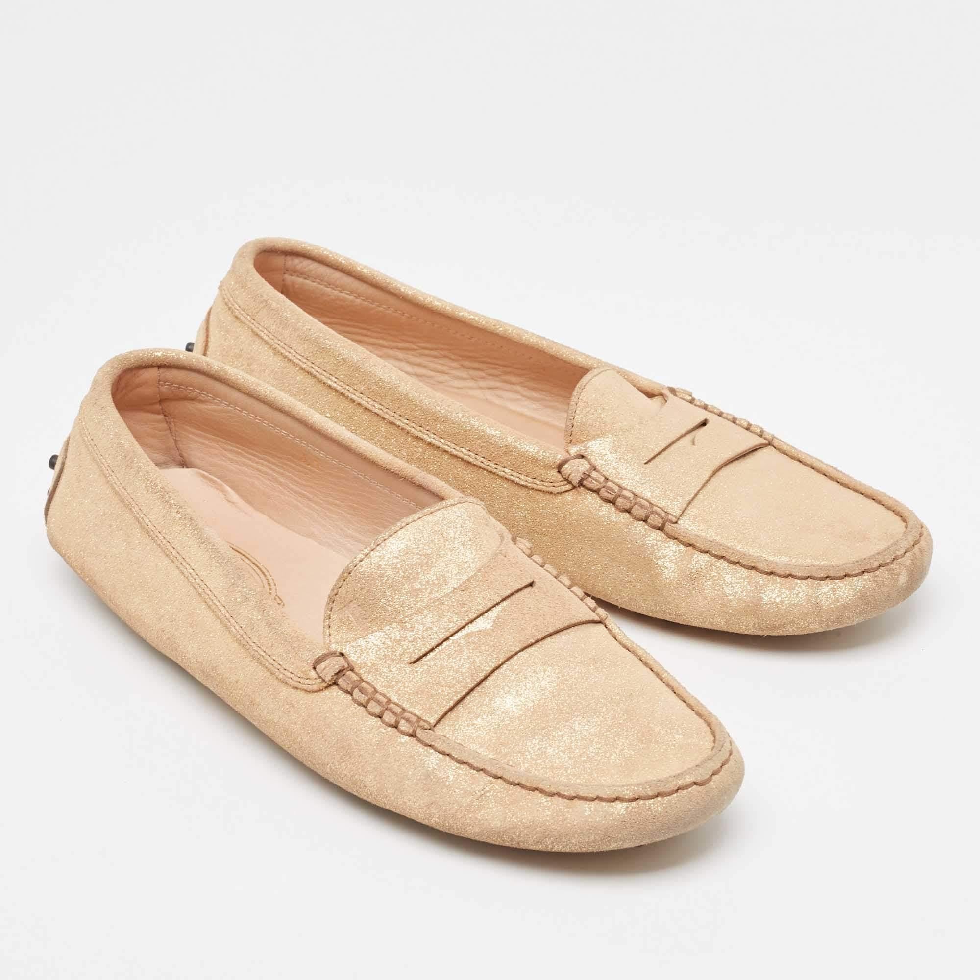 Tod's Gold Glitter Suede Penny Loafers Size 41 État moyen - En vente à Dubai, Al Qouz 2