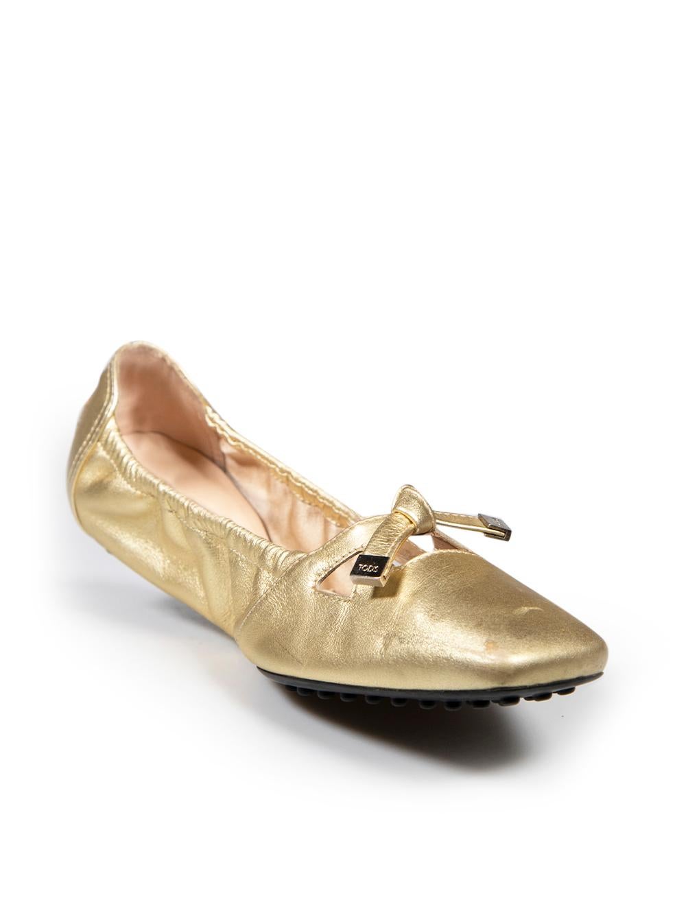 CONDITION is Good. General wear to shoes is evident. Moderate signs of wear to both shoe toes with discoloured marks to the leather on this used Tod's designer resale item.
 
 Details
 Gold
 Leather
 Flat shoes
 Slip on
 Square toe
 Elasticated
 Bow
