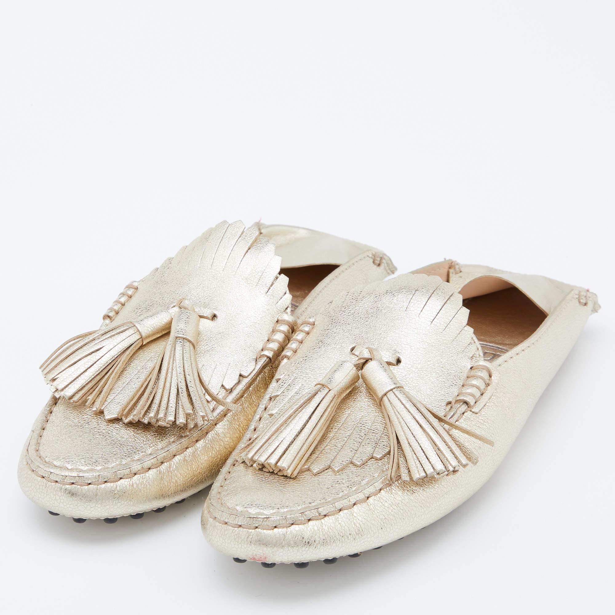 Filled with eye catching elements  these Tods mules will never go unnoticed. The folded counters and the fringe detailing on the uppers makes the pair distinct and chic. Crafted from leather  these shoes are equipped with a slip on fitting  durable