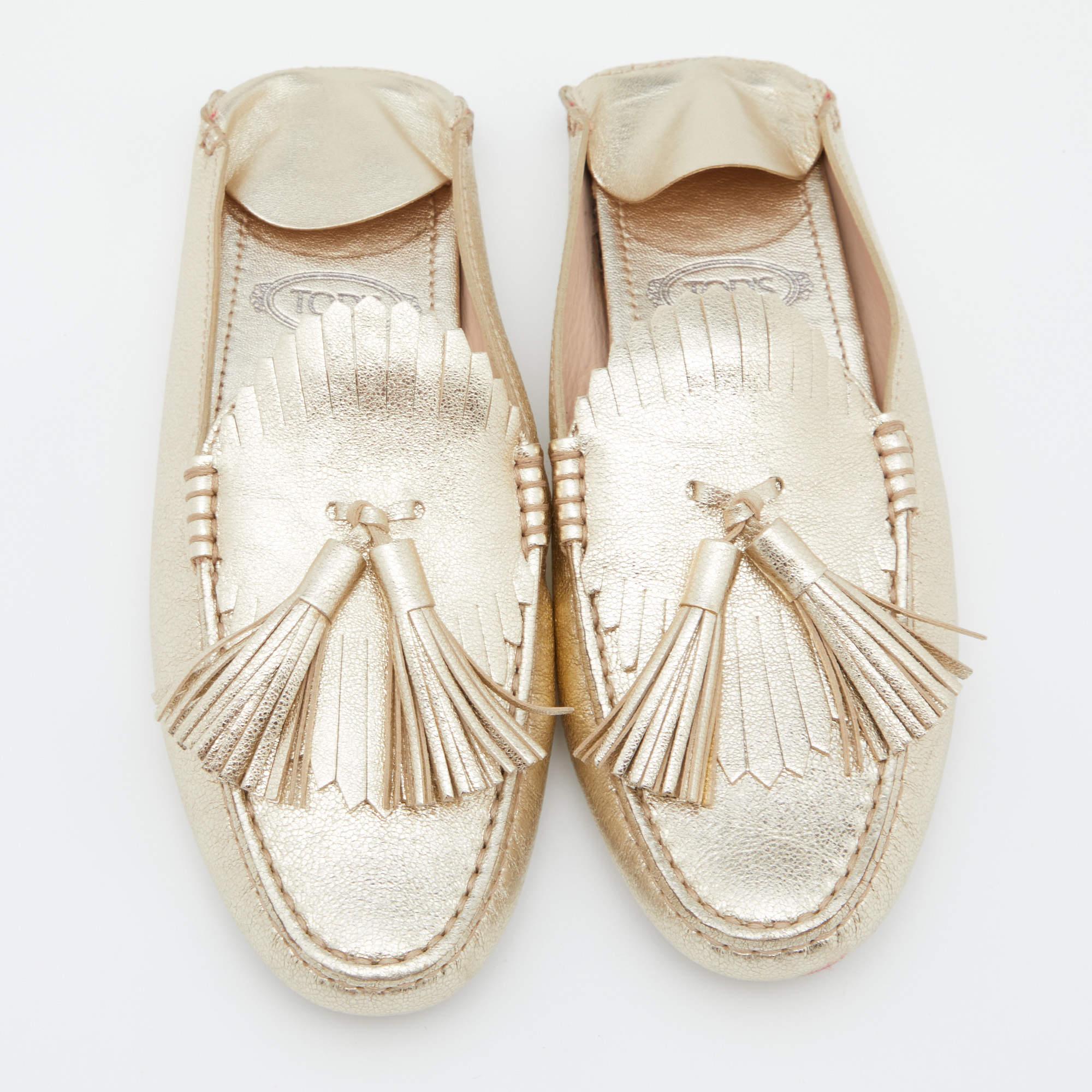 Tod's Gold Leather Fringe Flat Mules Size 35 In Good Condition For Sale In Dubai, Al Qouz 2