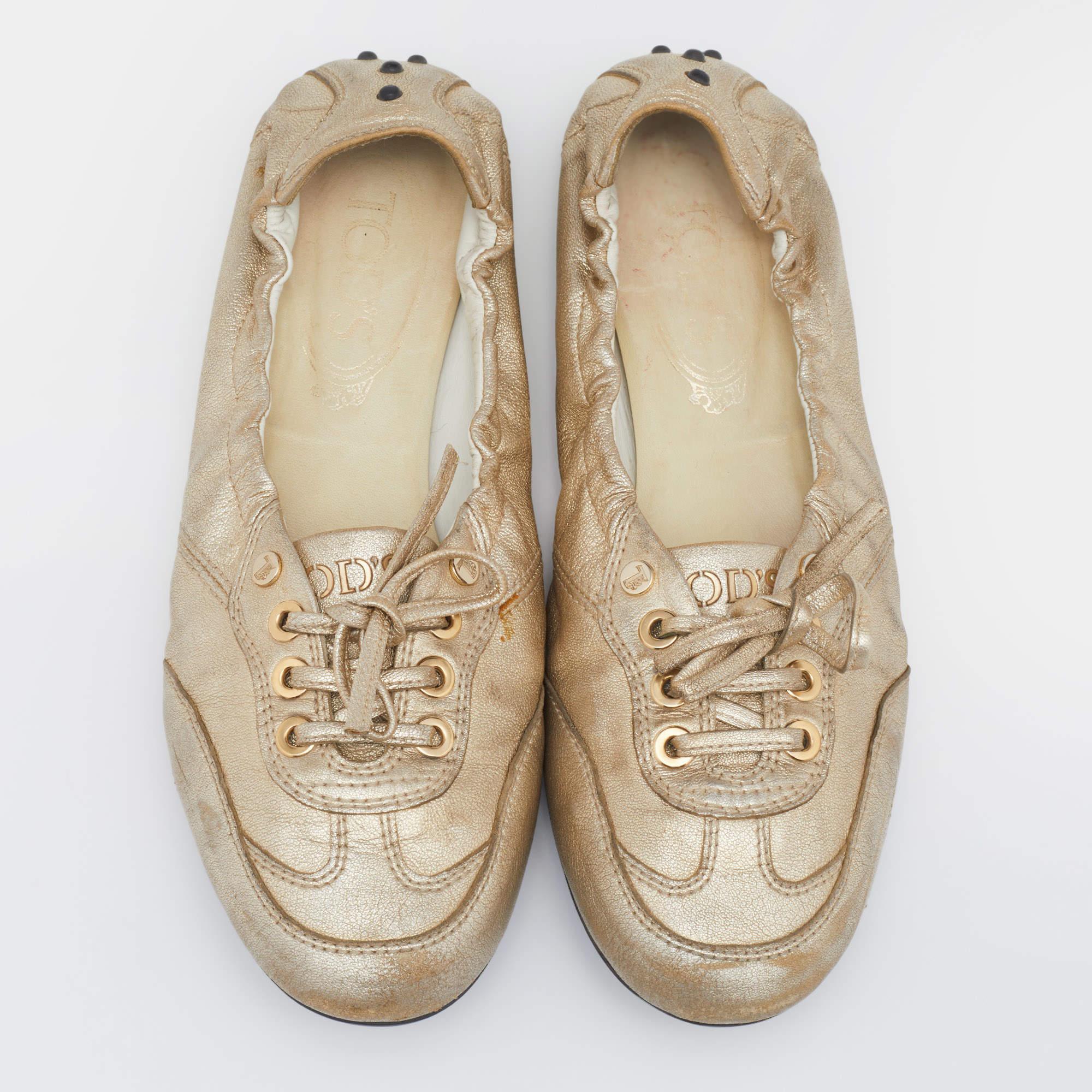Tod's Gold Leather Scrunch Sneakers Size 36 In Fair Condition For Sale In Dubai, Al Qouz 2
