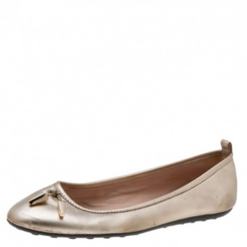 Effortlessly feel and look your best whenever you step out in this gorgeous pair of ballet flats from Tod's. Crafted from gold-hued leather, the flats are styled with cute tassel details on the front and studs on the counters.
