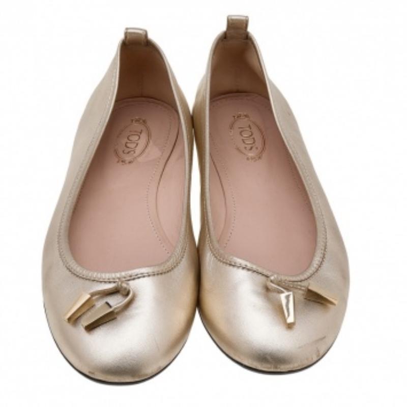 Tod's Gold Leather Tassel Ballet Flats Size 38 In Good Condition For Sale In Dubai, Al Qouz 2