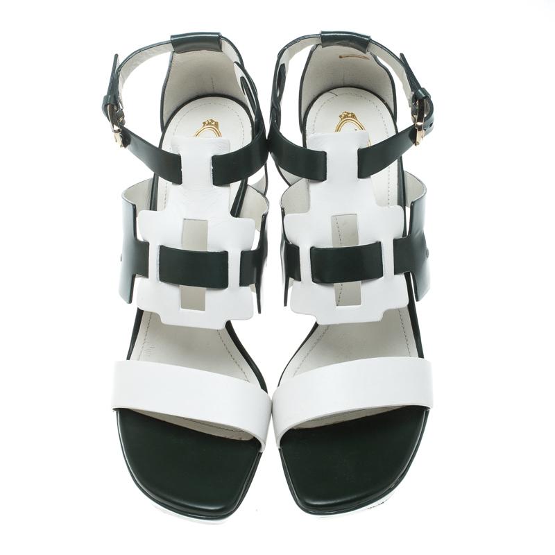 Let your feet do the talking in these trendy cutout platform sandals. Designed with exquisitely detailed cutouts, this pair of Tod's sandals exude luxury and style. They feature an open toe, and a closed back with buckle fastening at the ankles.