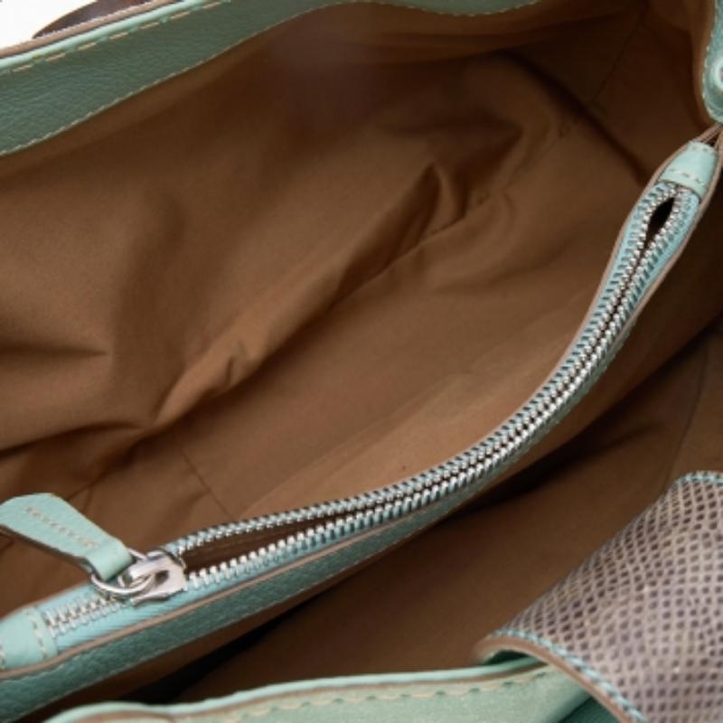 Diese Tod's Hobo ist für den täglichen Gebrauch gemacht. Sie ist aus Wildleder und Eidechsenleder gefertigt, hat ein grün-graues Äußeres und zwei Griffe, damit Sie sie leicht transportieren können. Die Innenseiten aus Stoff sind gut bemessen und die