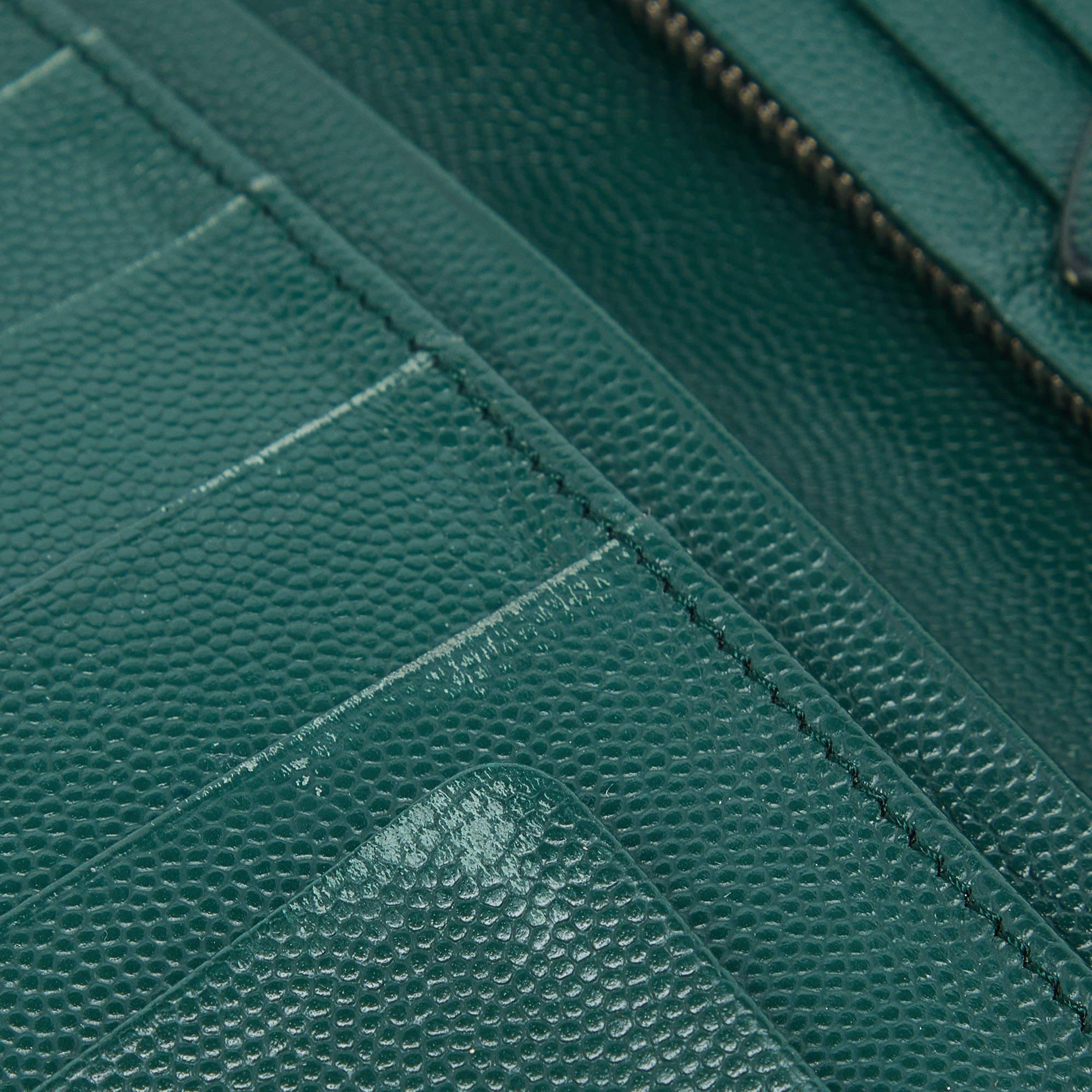 Tod's Green Leather Continental Flap Wallet In Good Condition For Sale In Dubai, Al Qouz 2