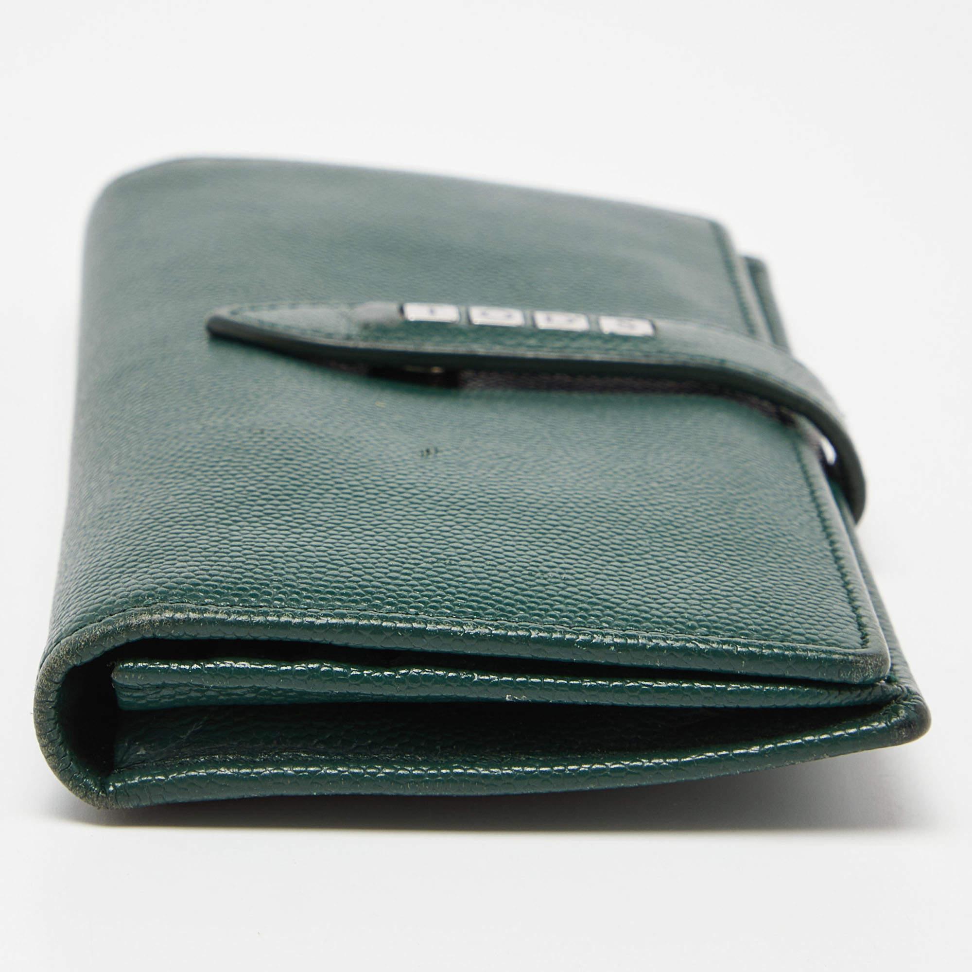Tod's Green Leather Continental Flap Wallet For Sale 4