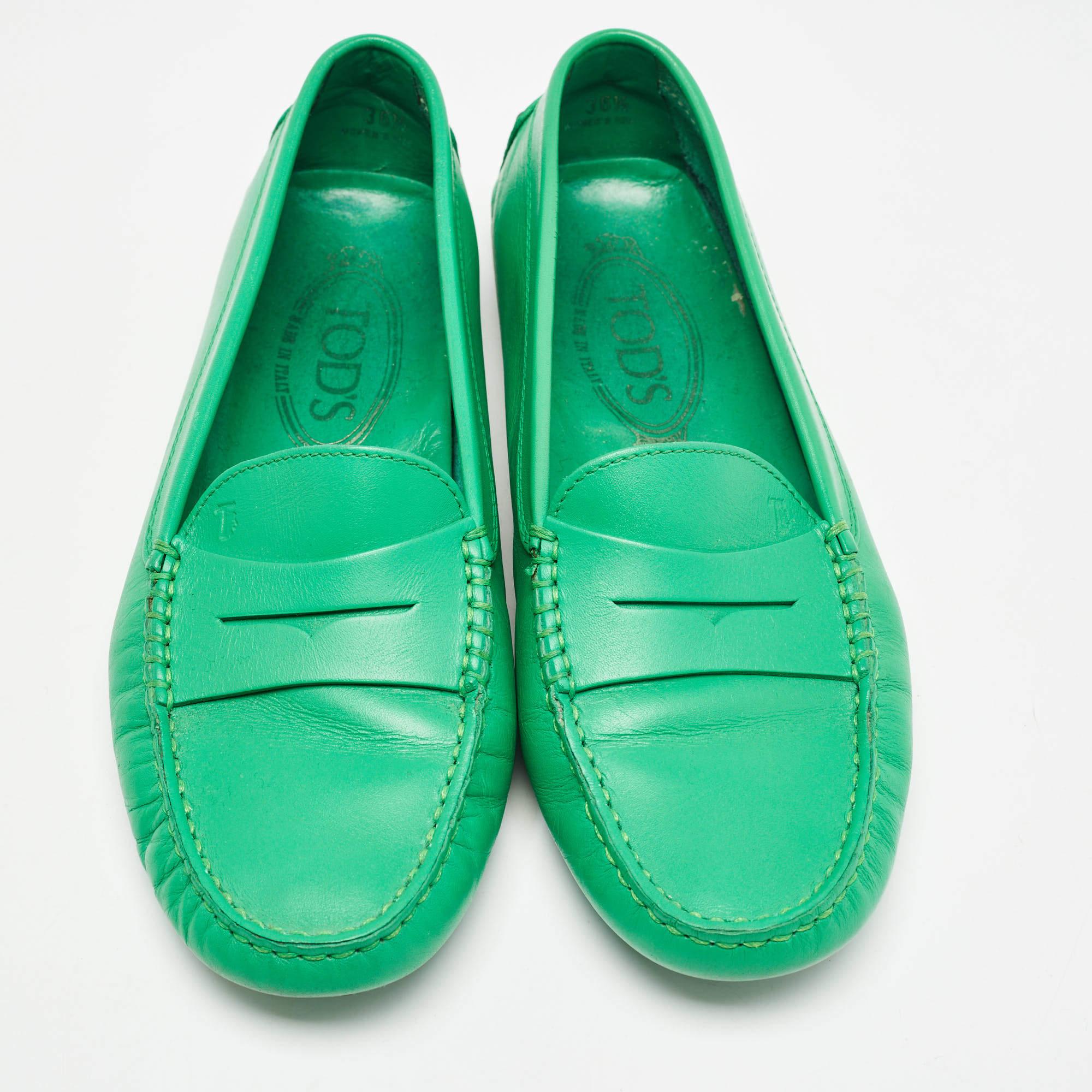 Tod's Green Leather Penny Loafers Size 36.5 In Good Condition For Sale In Dubai, Al Qouz 2