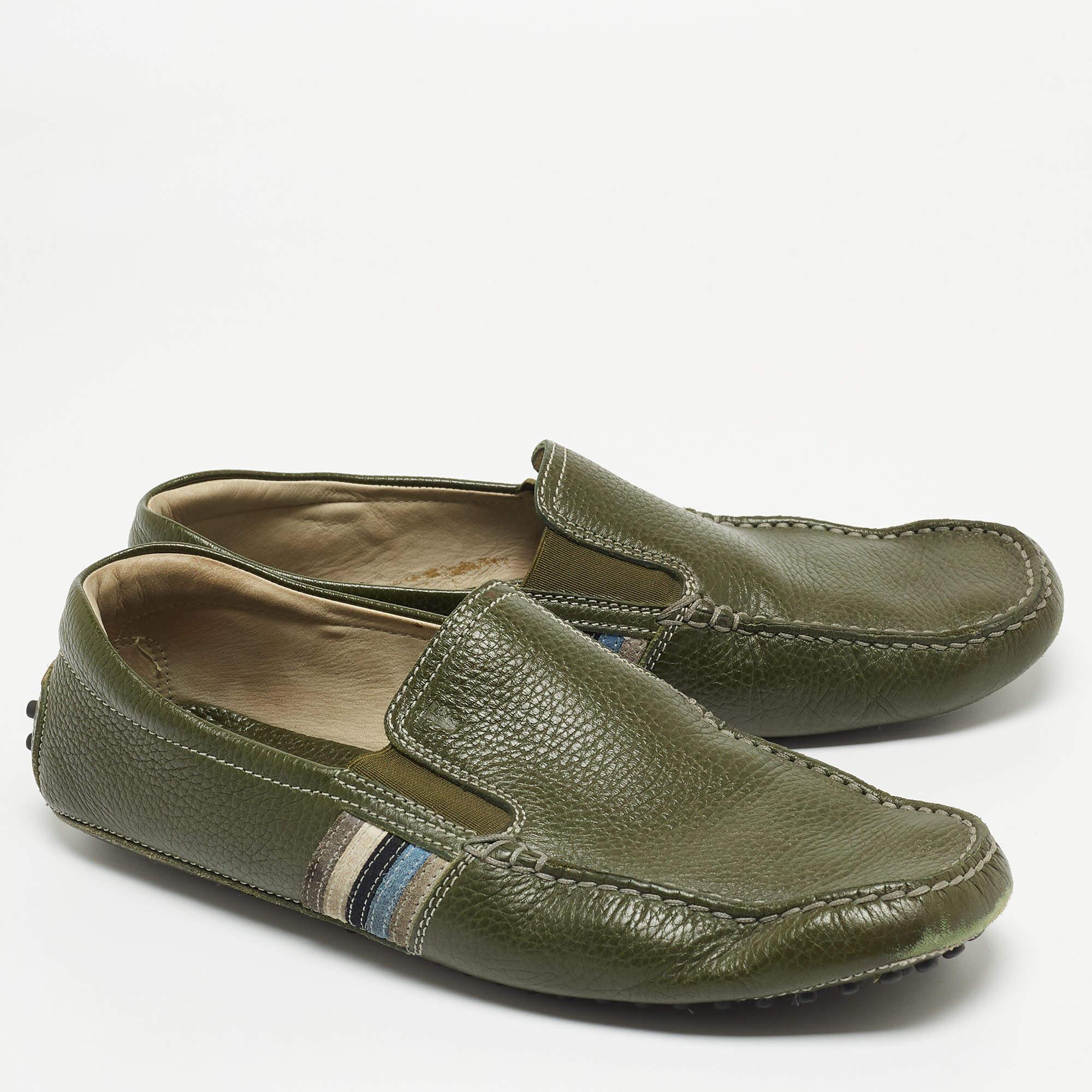 Tod's Green Leather Slip On Loafers Size 43 In Fair Condition For Sale In Dubai, Al Qouz 2
